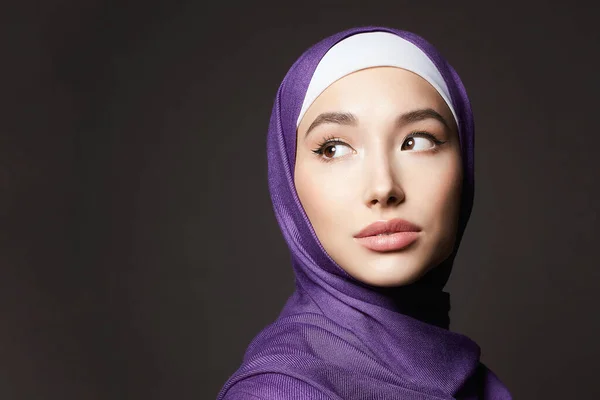 美しいイスラム教徒の若い女性 ヒジャーブの美少女 ファッションオリエンタルスタイルモデル アジア人 — ストック写真