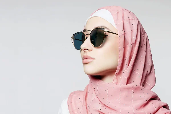 美しいイスラム様式の若い女性 ヒジャーブとサングラスの美少女 ファッション オリエンタル モデル アジアの顔 — ストック写真