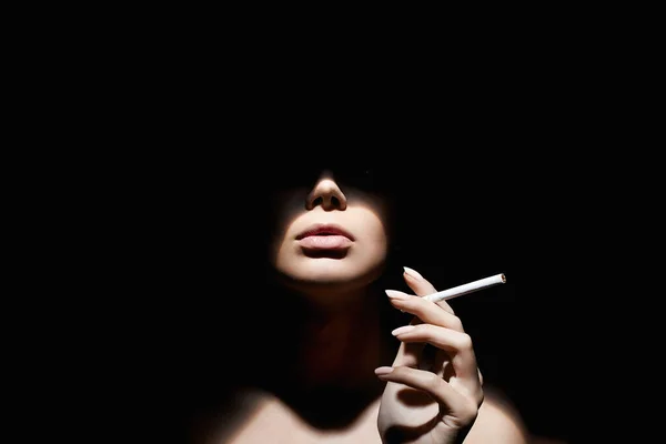 Şapkalı Sigaralı Güzel Bir Kadın Retro Tarzı Portre Yüzü Karanlıkta — Stok fotoğraf
