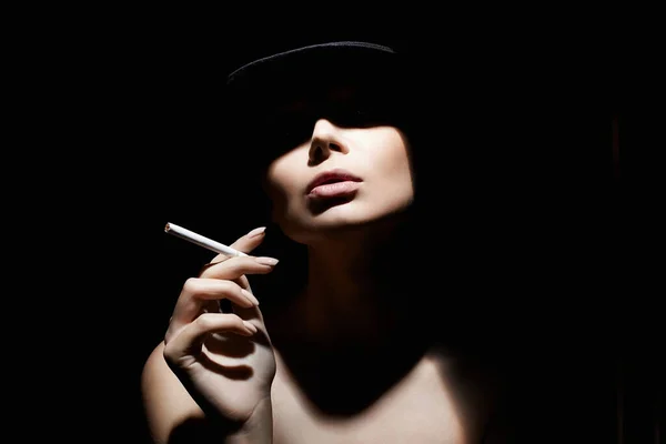 Krásná Žena Klobouku Cigaretou Portrét Retro Stylu Dívčí Tvář Tmě — Stock fotografie