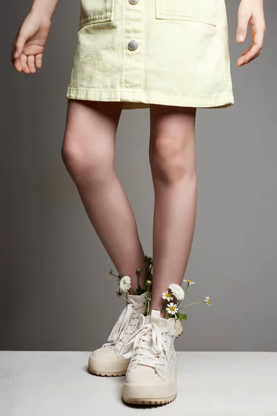 Dziewczęce Nogi Białych Butach Kwiatami Rumianku Dziewczynka Stylowych Butach — Zdjęcie stockowe