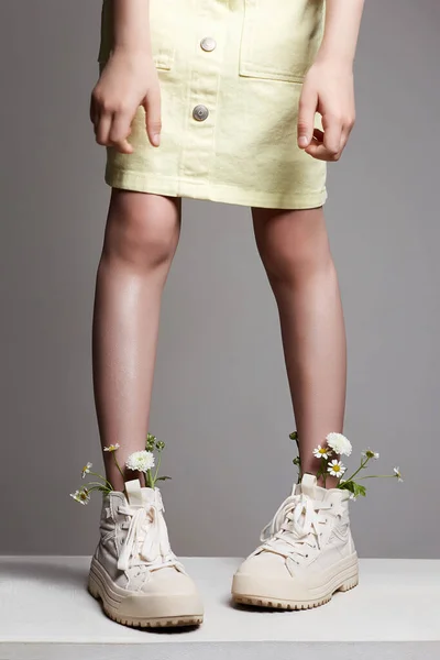 Dziewczęce Nogi Białych Butach Kwiatami Rumianku Dziewczynka Stylowych Butach — Zdjęcie stockowe