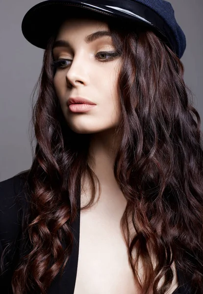 帽子のファッショナブルな美しい女の子 健康的なカールの髪を持つスタイリッシュなかなり若い女性 — ストック写真