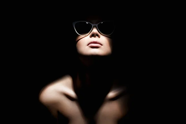 Portret Pięknej Kobiety Okularach Modelka Dziewczyna Pobyt Ciemności — Zdjęcie stockowe