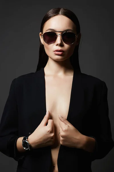 Modeporträt Von Schöne Sexy Frau Mit Sonnenbrille Schönheit Mädchen Anzug — Stockfoto
