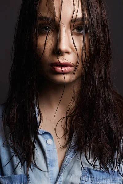 濡れた若い女性 クローズアップ ポートレート 濡れた髪の美しい女の子 — ストック写真