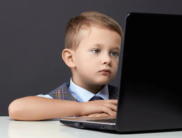 Egy Kisfiú Laptoppal Divat Gyermek Portré Elegáns Gyerek Nyakkendőben Üzleti — Stock Fotó