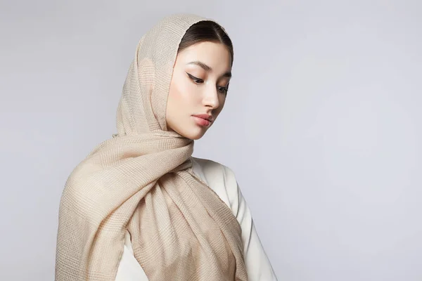 メイクアップと美しいイスラム教徒の若い女性 ヒジャーブの美少女 ファッションオリエンタルスタイルモデル アジア人 — ストック写真