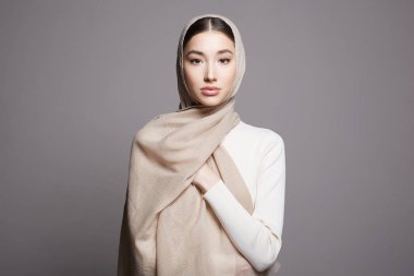 Makyajlı güzel bir İslami genç kadın. tesettürlü güzel kız. Moda doğulu modeli. Asya