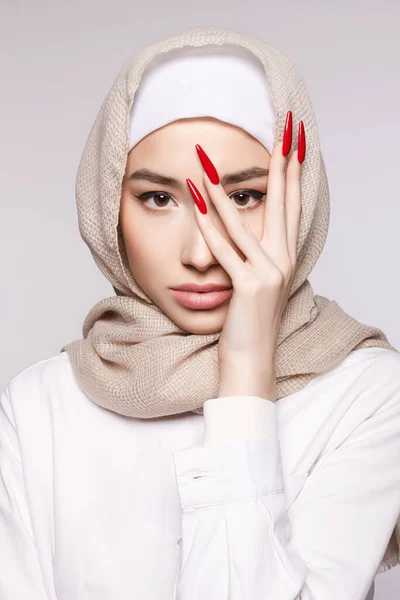 美丽的伊斯兰少女 有长长的指甲 穿着头巾的美女 东方时装模特 时髦的修指甲 — 图库照片
