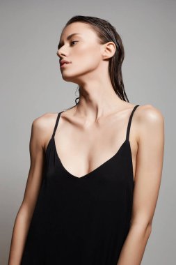 Islak saçlı güzel bir kız. Güzel genç kadın moda portresi