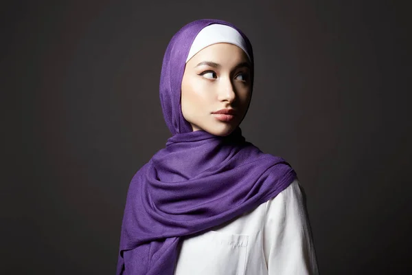 Прекрасна Ісламічна Молода Жінка Косметикою Красуня Хіджабі Модель Східного Стилю — стокове фото