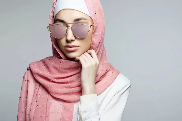 Mooie Islam Stijl Jonge Vrouw Schoonheidsmeisje Hijab Zonnebril Mode Oosters — Stockfoto