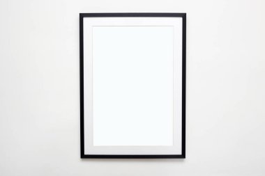 Beyaz duvardaki büyük siyah resim çerçevesi. Poster ya da resim için modası geçmiş bir fotoğraf çerçevesi