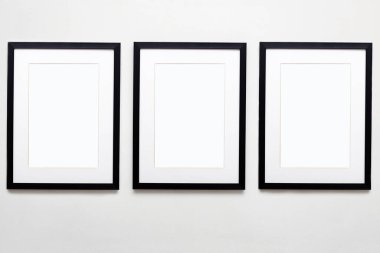 Beyaz duvardaki siyah çerçeveler. Poster ya da resim için modası geçmiş fotoframlar. Galeri duvarı