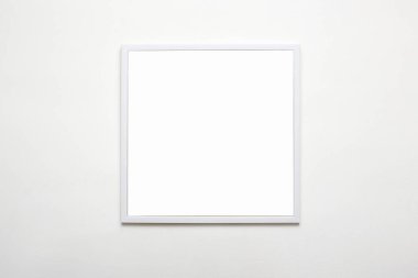Duvardaki beyaz resim çerçevesi. Poster ya da resim için modern kare fotofram. Fotoğraf sanatınızı ya da diğer el sanatlarınızı tanıtmak için şablon