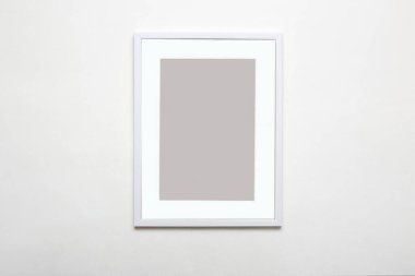 beyaz resim çerçevesi. Poster ya da resim için modası geçmiş bir fotofram. Model için boş çerçeveler, beyaz pasajlı, ayakta portatif kipli