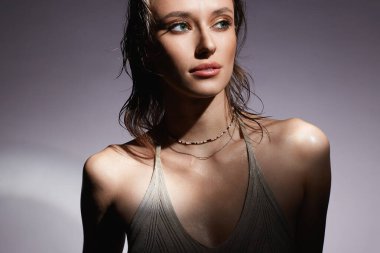 Islak saçlı güzel bir kız. Güzel, genç, seksi kadın moda portresi.