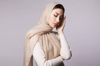 Makyajlı güzel bir İslami genç kadın. tesettürlü güzel kız. Moda doğulu modeli. Asya
