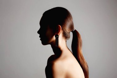 Güzel bir kadın silueti. Gölgedeki şehvetli, harika model kız. Güzel moda portresi