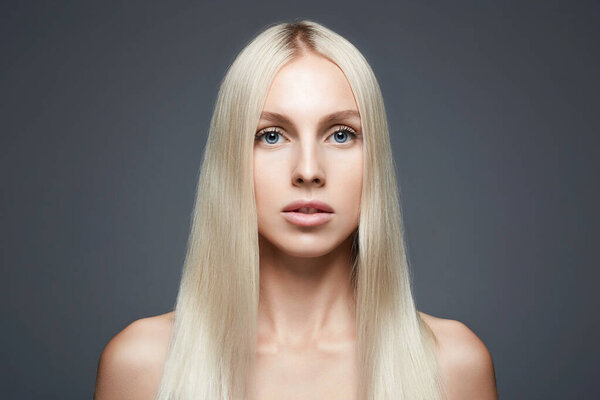 красивая блондинка. портрет девушки с гладкими сияющими волосами