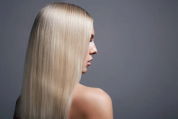Красивая Блондинка Портрет Девушки Гладкими Сияющими Волосами Стоковое Изображение