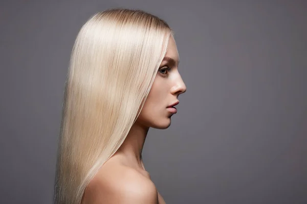 Красивая Блондинка Портрет Девушки Гладкими Сияющими Волосами Стоковое Изображение