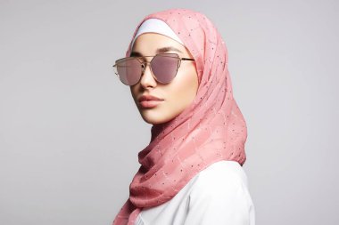 Güzel bir İslami stil genç bayan. tesettürlü ve güneş gözlüklü güzel kız. Moda mankeni. Asyalı yüzü