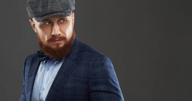 Sakallı yakışıklı şapkalı adam. Acımasız hippi. Ciddi çocuk portresi.