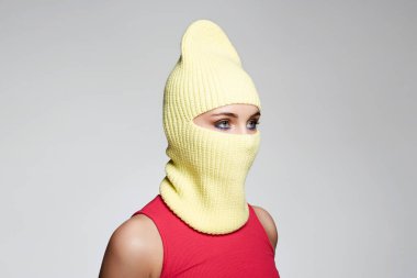 Sarı kar maskeli güzel bir kız. Fotostudio 'da güzel bir kadının moda maskesi