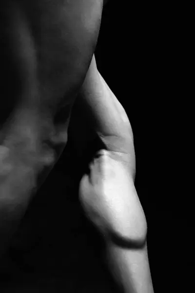 Vücut Geliştirici Bacakları Karanlıkta Çıplak Kaslı Bir Erkek Parçası Spor Stok Resim