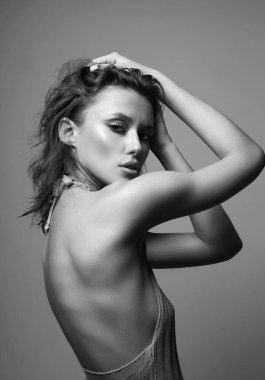 Makyajlı güzel seksi kız. Sırtı çıplak, genç ve güzel bir kadın. siyah ve beyaz portre