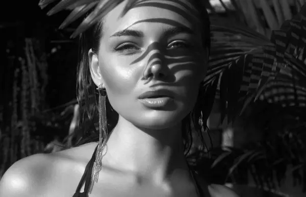 Güzel Yaz Kızı Palmiye Ağacının Altında Bikinili Seksi Bir Kadın Telifsiz Stok Fotoğraflar