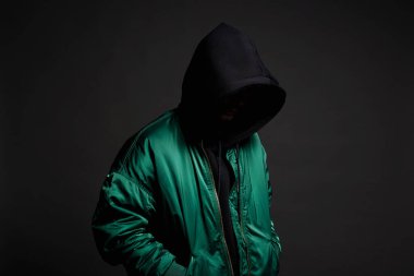 Şık Adam. Siyah Başlıklı Adam ve Bombacı Ceketi. Kapüşonlu sweatshirt giyen modaya uygun giyinen çocuk.