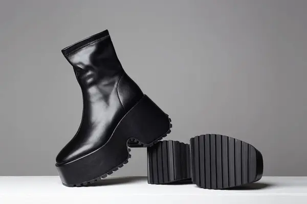 Sapatos Futuristas Moda Ainda Vida Botas Pretas Cósmicas Semi Temporada Imagem De Stock
