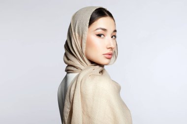 Güzel Asyalı genç kadın. tesettürlü güzel kız. moda doğulu model
