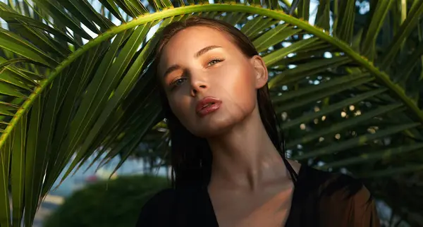 Palmiye Yapraklarındaki Güzel Tutkulu Kız Palmiye Ağacının Altında Makyajlı Genç Stok Resim