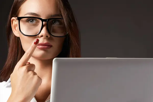 Bela Mulher Negócios Óculos Menina Estudante Com Laptop Espaço Cópia Fotografia De Stock