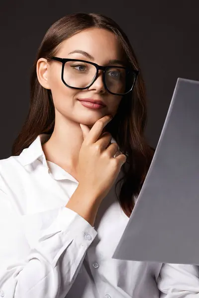 紙を見ている眼鏡の美しい幸せな女性 文書付きビジネスレディーの肖像画 ストック画像