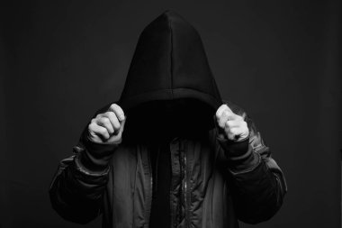 Siyah başlıklı şık adam. Kapüşonlu sweatshirt giyen modaya uygun giyinen çocuk. Siyah ve beyaz