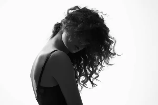 Kıvırcık Saçlı Seksi Kadın Sırtı Cinsel Çamaşırlı Kıllı Kız Siyah - Stok İmaj