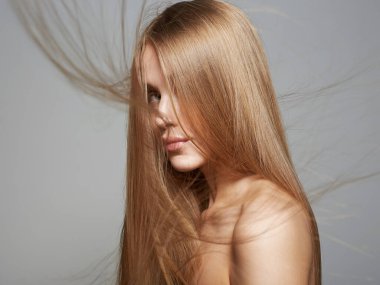 Güzel sarı saçlı kadın. Saçları buğday renginde güzel bir kızın portresi.