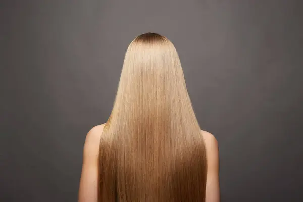 Красивая Блондинка Девушка Здоровой Прической Уход Выпрямление Волос Лицензионные Стоковые Изображения