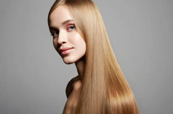 Красивая Блондинка Молодая Женщина Портрет Улыбающейся Девушки Гладкими Волосами Пшеничного Стоковая Картинка