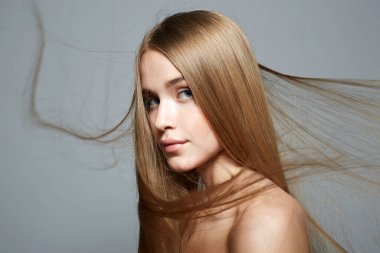 Güzel sarı saçlı kadın. Saçları buğday renginde güzel bir kızın portresi.