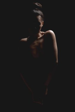 Karanlıktaki seksi kadın silueti. Güzel Vücut Esmer Kız siyah arka planda