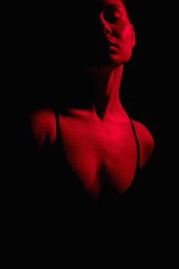 Kırmızı elbiseli güzel bir kadın. Karanlıktaki seksi kız. Genç Vücut Silueti