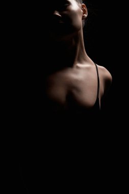 Karanlıktaki seksi kadın silueti. Güzel Vücut Kızı siyah arka planda