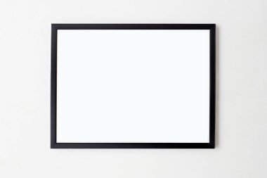 Beyaz duvardaki siyah resim çerçevesi. Poster ya da resim için modern fotofram. Boş çerçeve arkaplanı