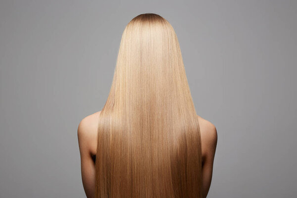 красивая блондинка. Девушка со здоровой прической. Уход и выпрямление волос